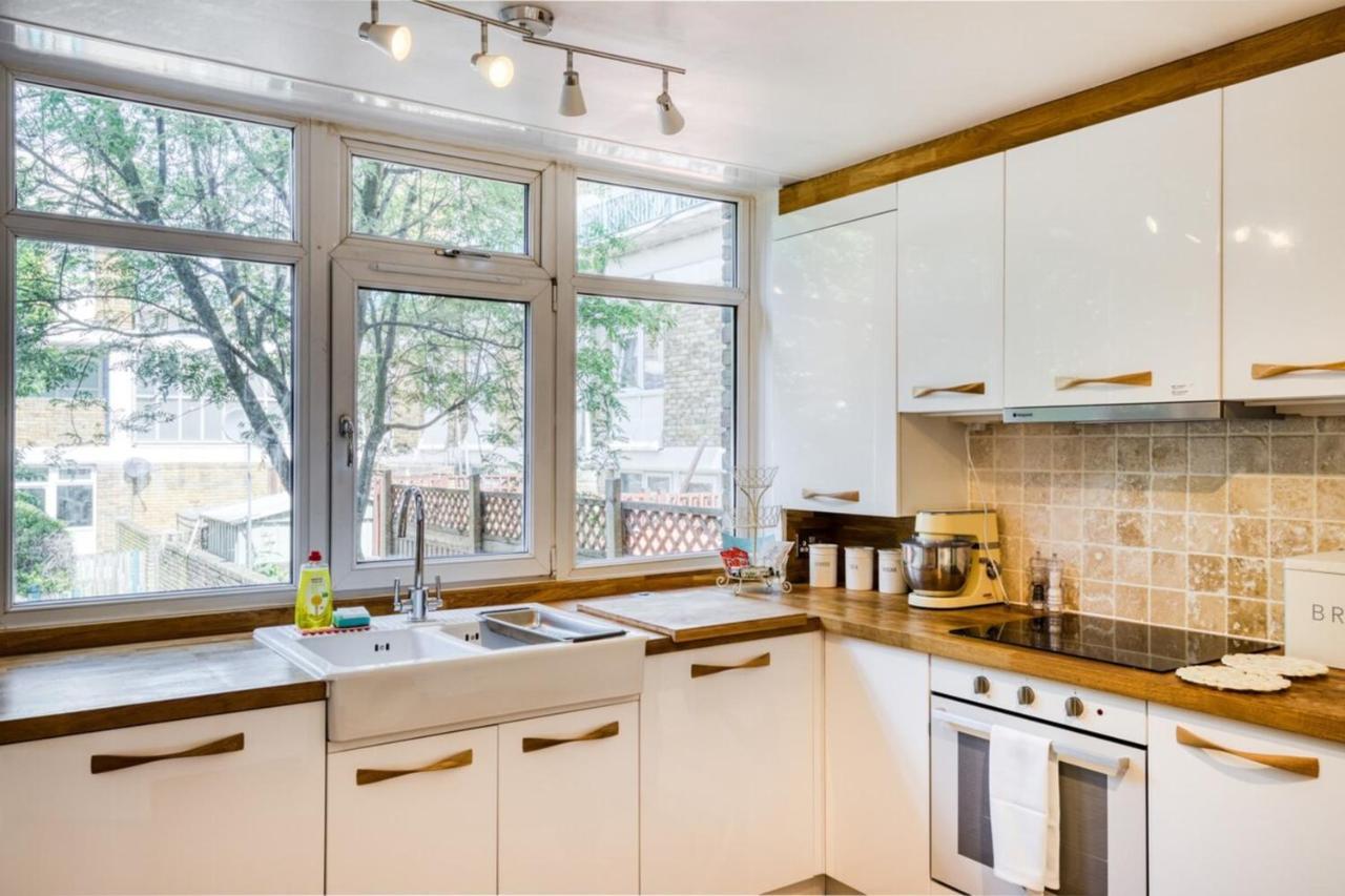 Homely 4 Bedroom House In Brixton Apartment