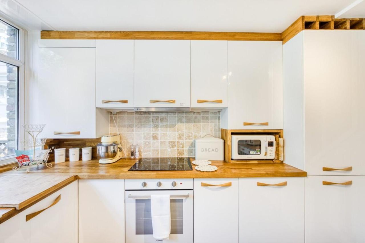 Homely 4 Bedroom House In Brixton Apartment *