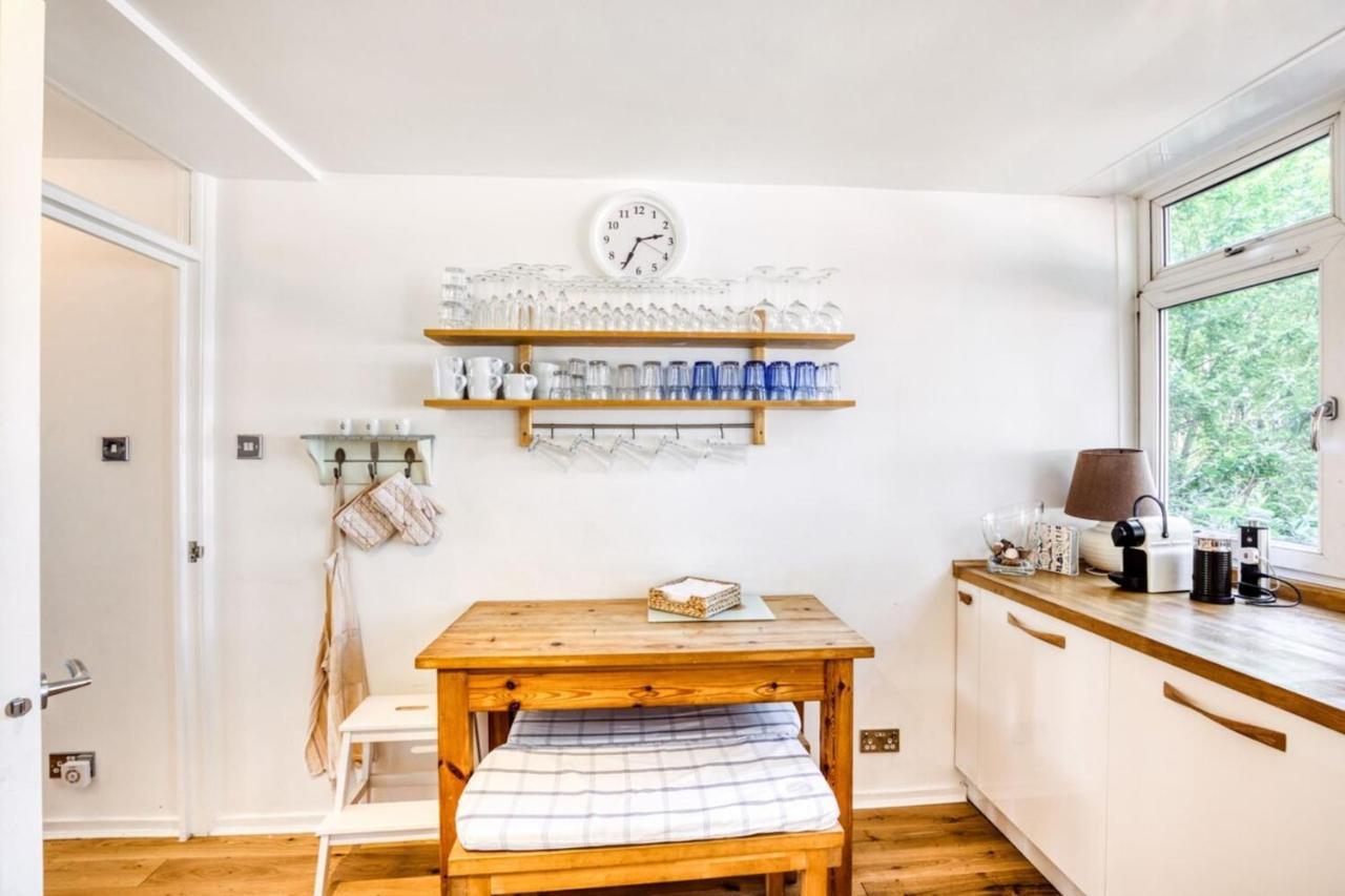 Homely 4 Bedroom House In Brixton Apartment London