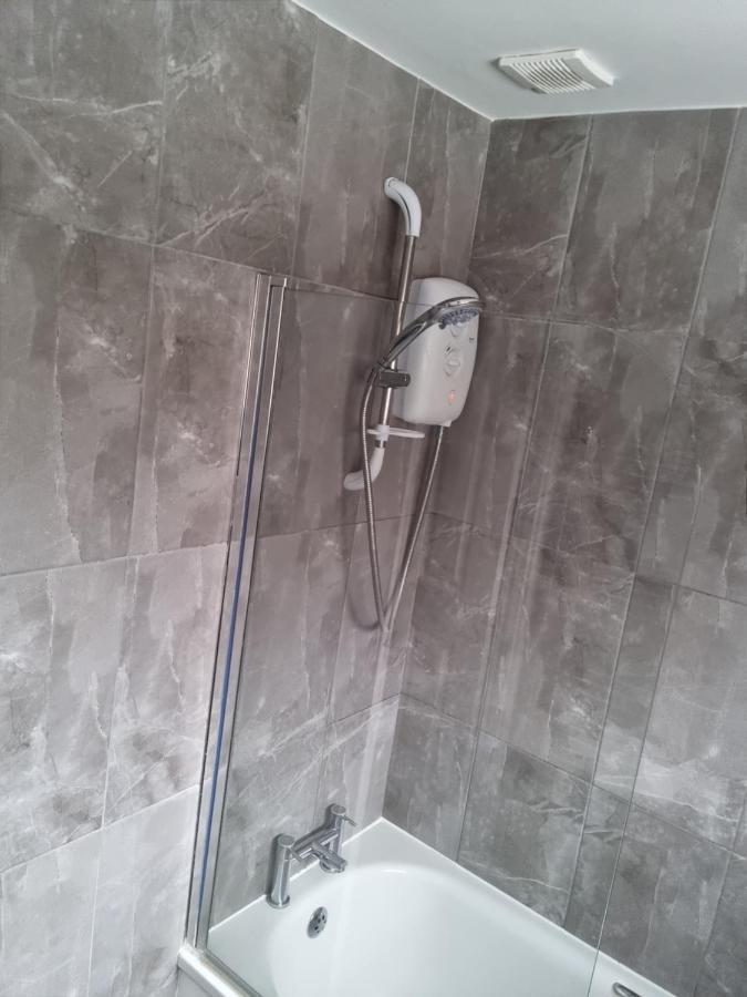 Bright, Spacious 4 Bed With A Jacuzzi!