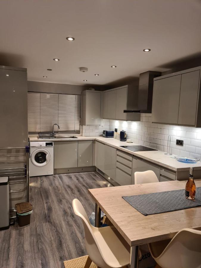 Bright, Spacious 4 Bed With A Jacuzzi! Apartment *