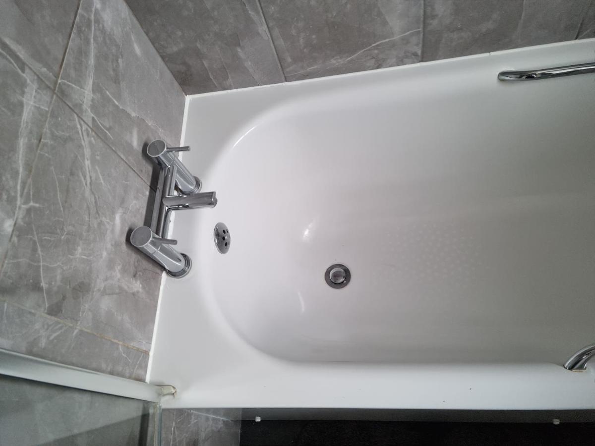 Apartment Bright, Spacious 4 Bed With A Jacuzzi! London