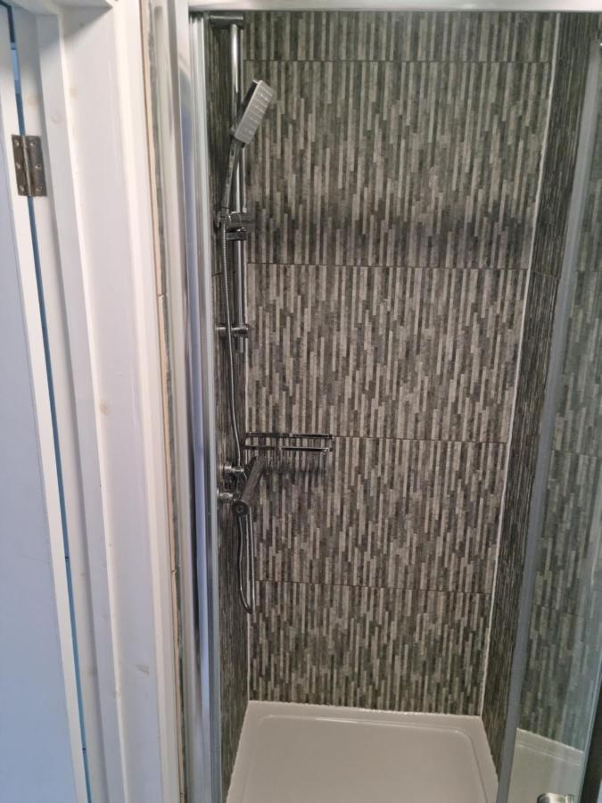 Bright, Spacious 4 Bed With A Jacuzzi! London