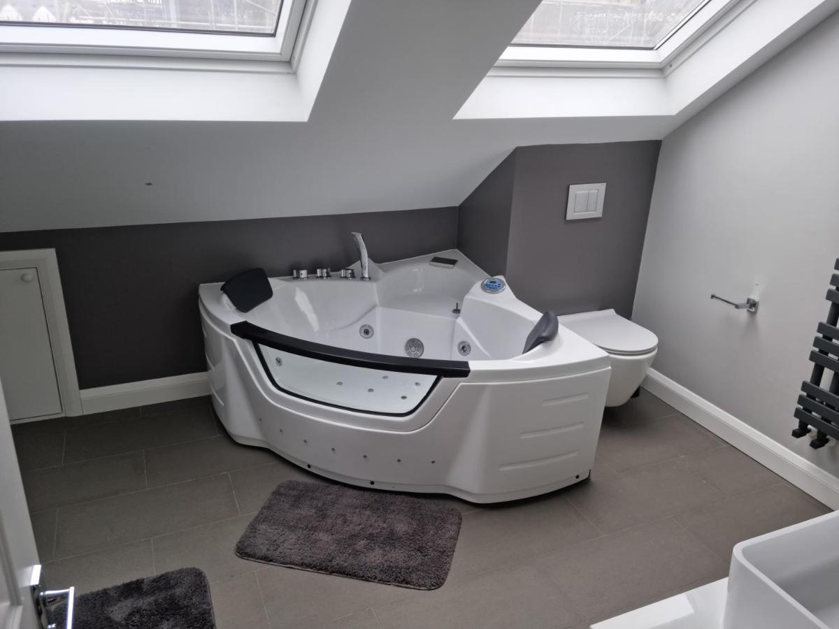 Bright, Spacious 4 Bed With A Jacuzzi! * London