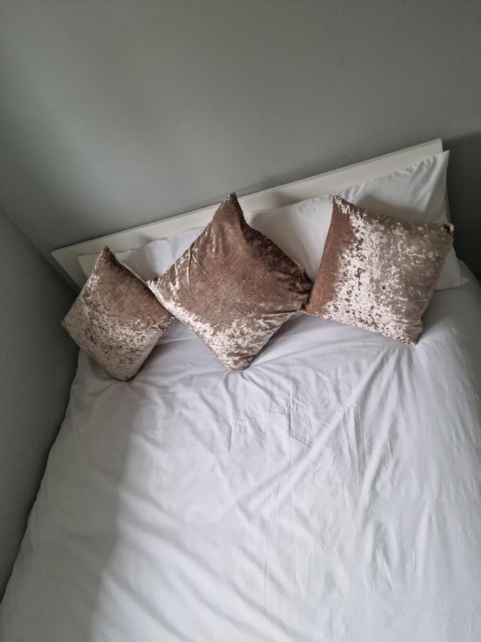 Bright, Spacious 4 Bed With A Jacuzzi! * London