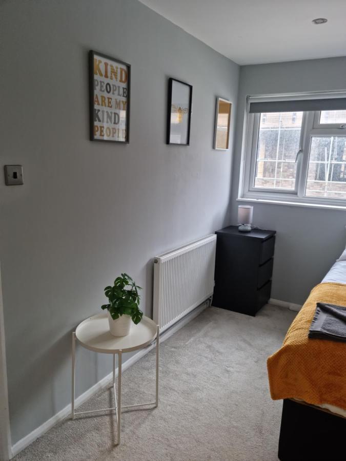 Bright, Spacious 4 Bed With A Jacuzzi! Apartment
