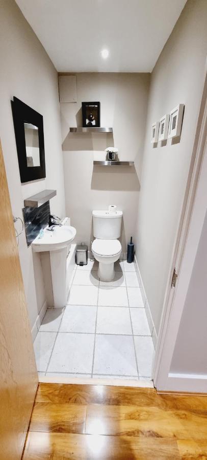 Waterside Canary Wharf Apartment