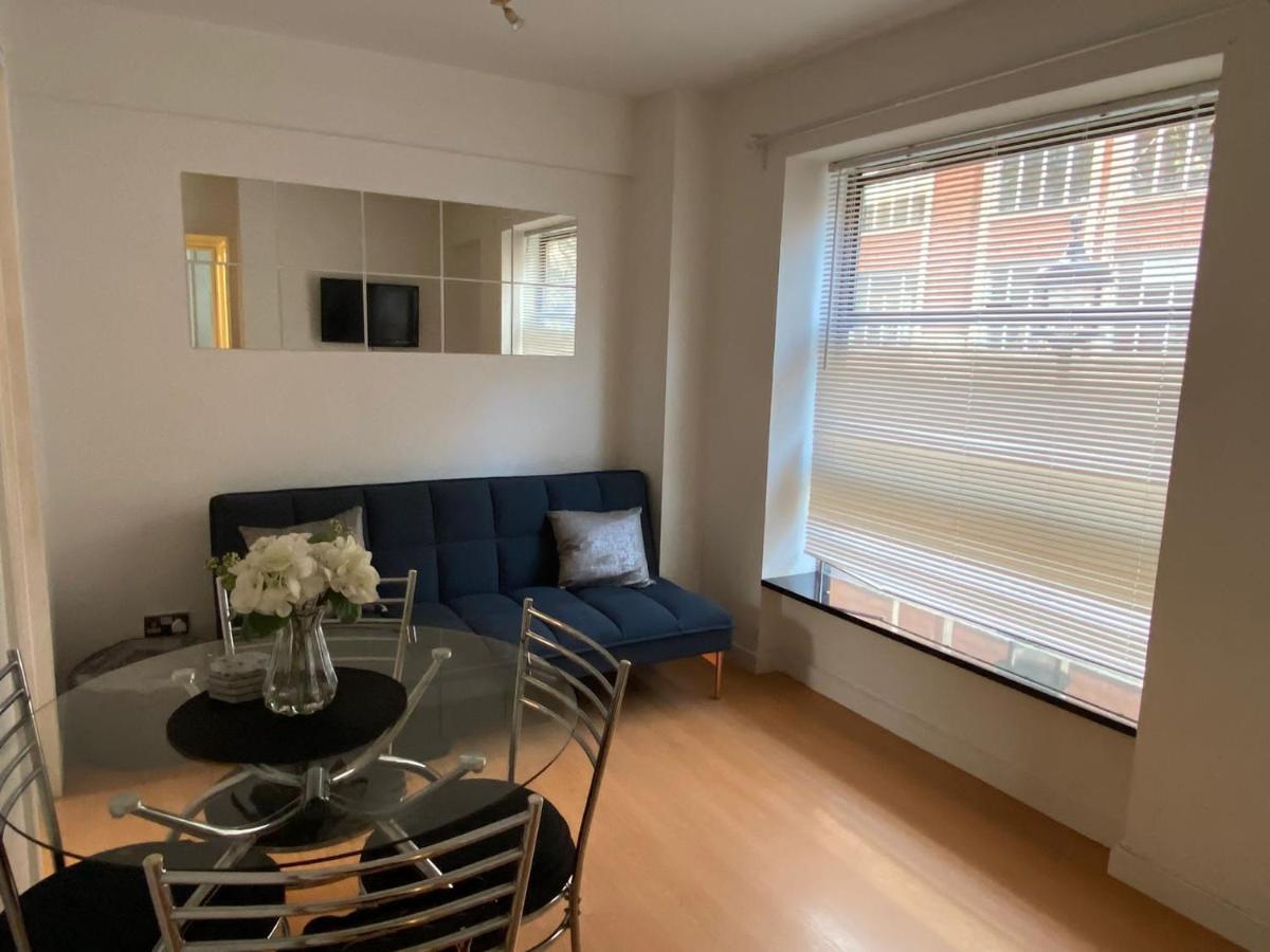 Stunning Oxford Street Furnished Apartment *