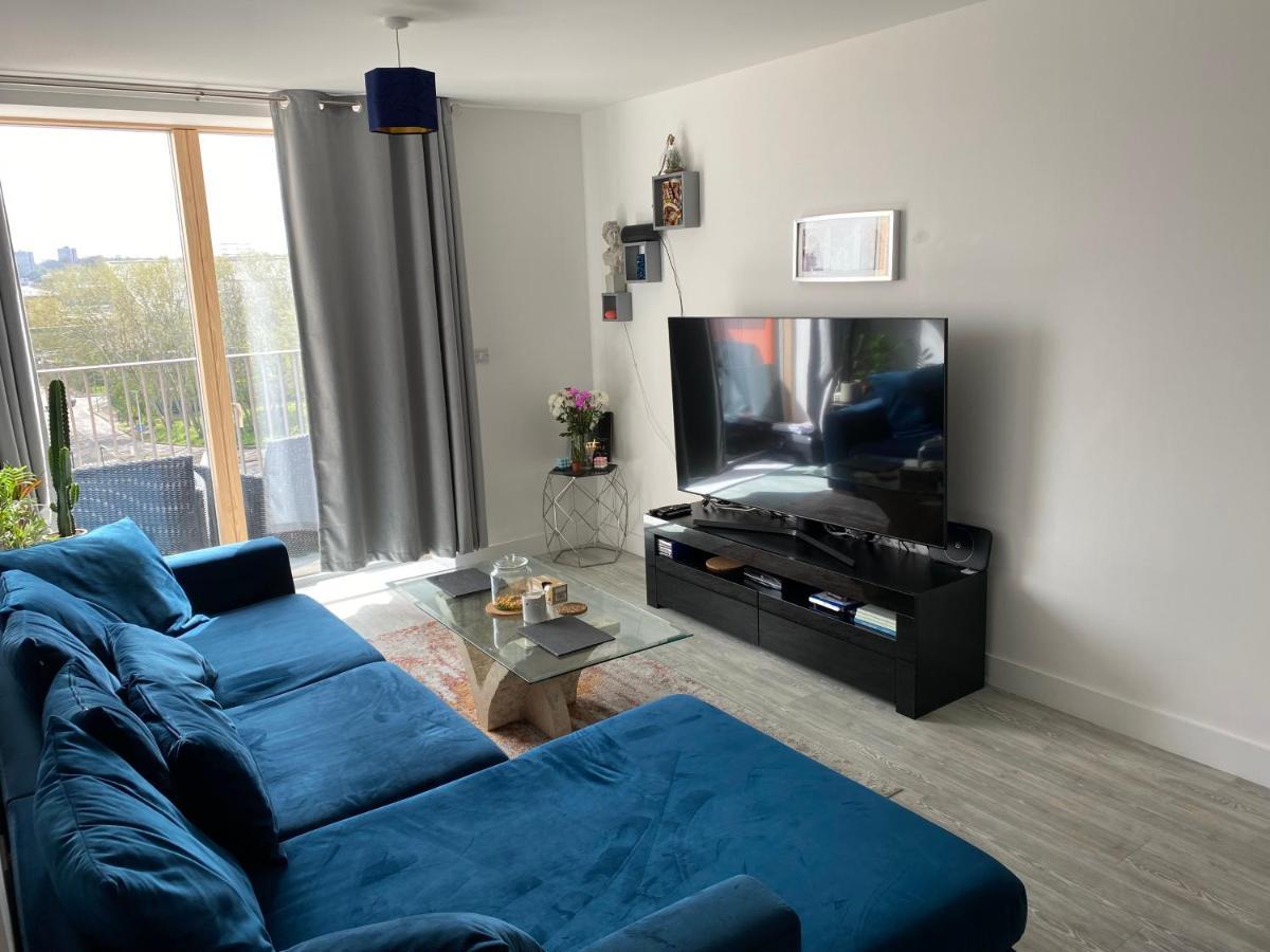 Entire Riverside With Balcony London