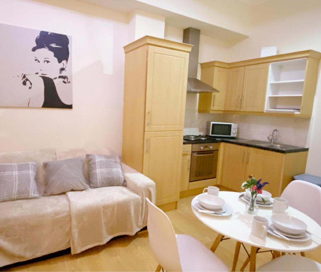 Chelsea Terrace: Traditional Flat With Balcony Londres
