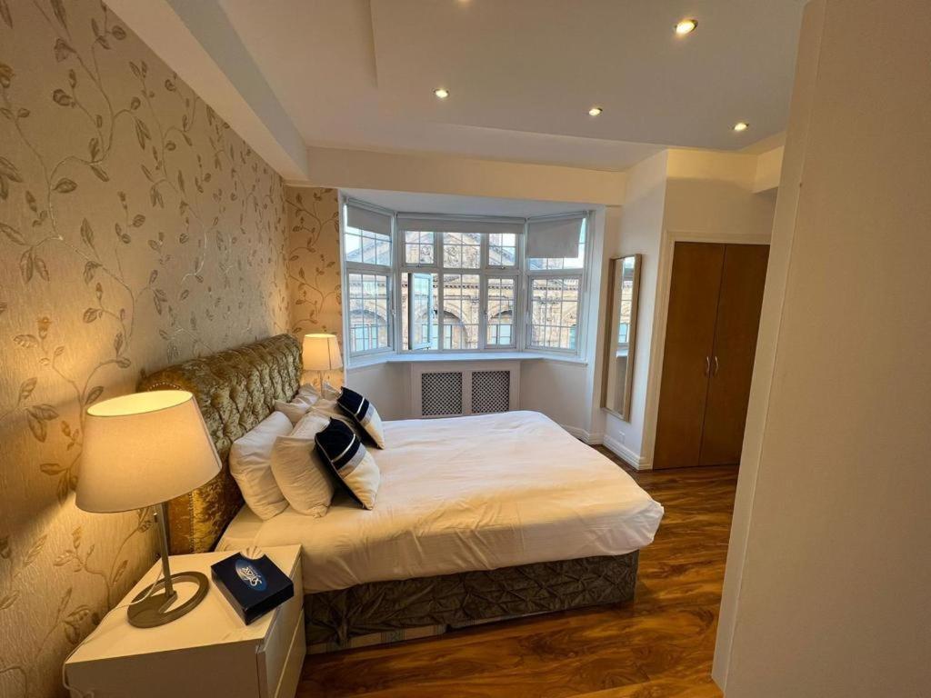 Beauchamp Place Knightsbridge * London