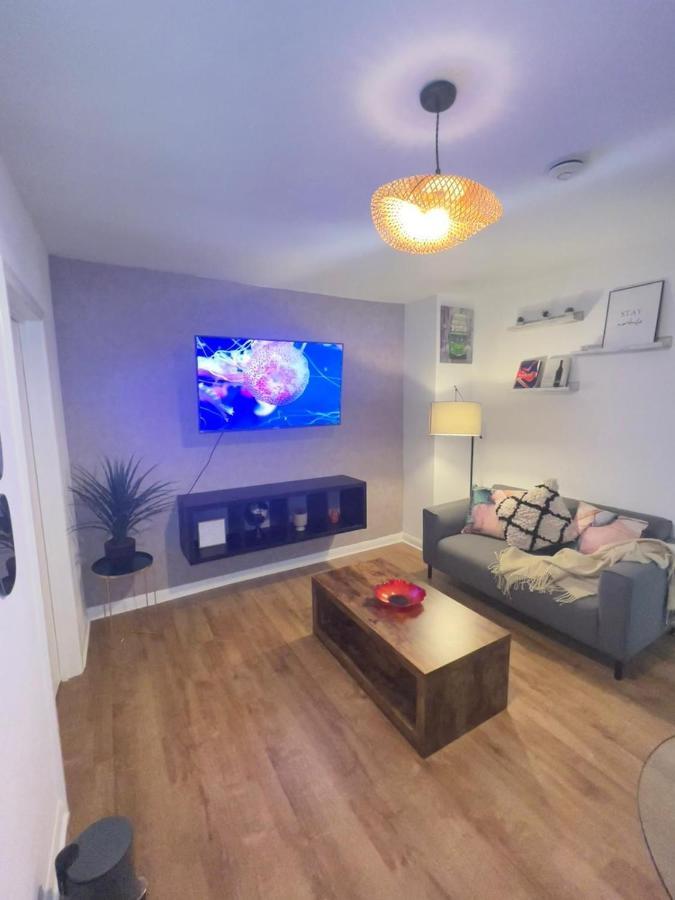 Lively 1 Bed In Buzzing East London! Apartment *