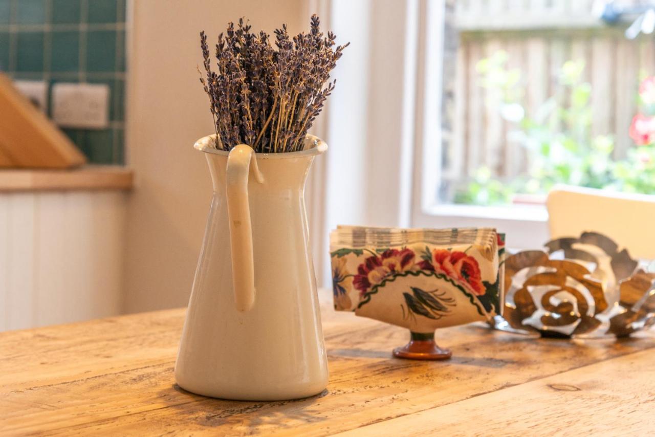 Pass The Keys West Cheerful Garden Apartment London