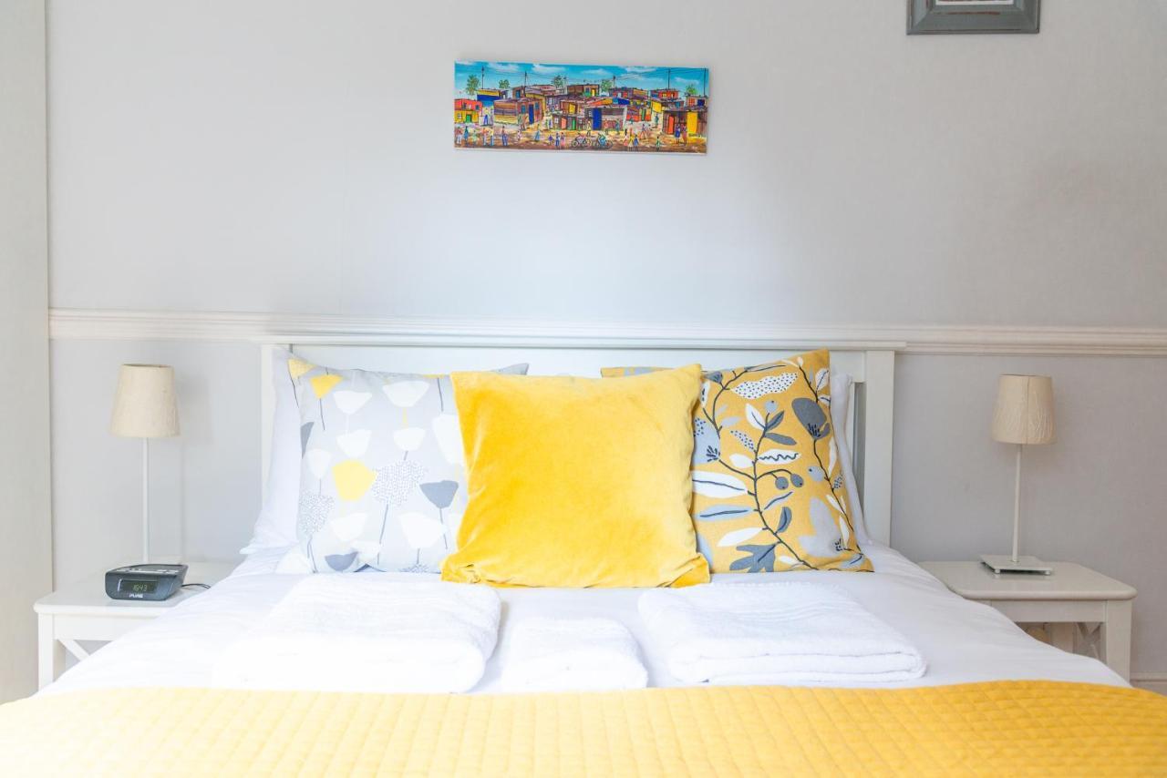 Pass The Keys West Cheerful Garden Apartment London