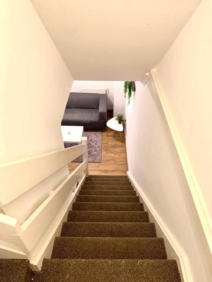 Private Bedrooms In A Flat! Away From Home! Shared Bathroom Homestay London
