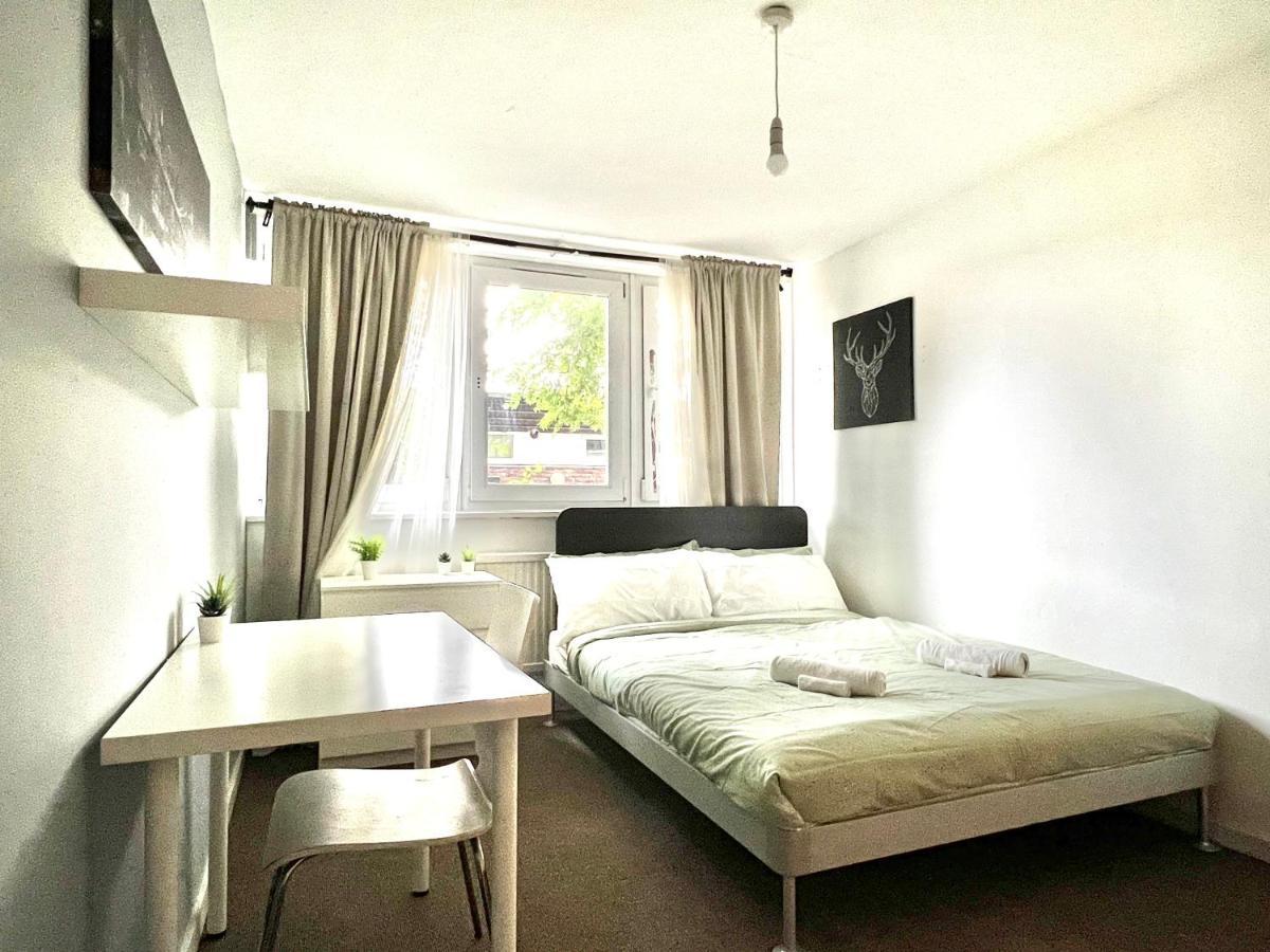 Private Bedrooms In A Flat! Away From Home! Shared Bathroom London