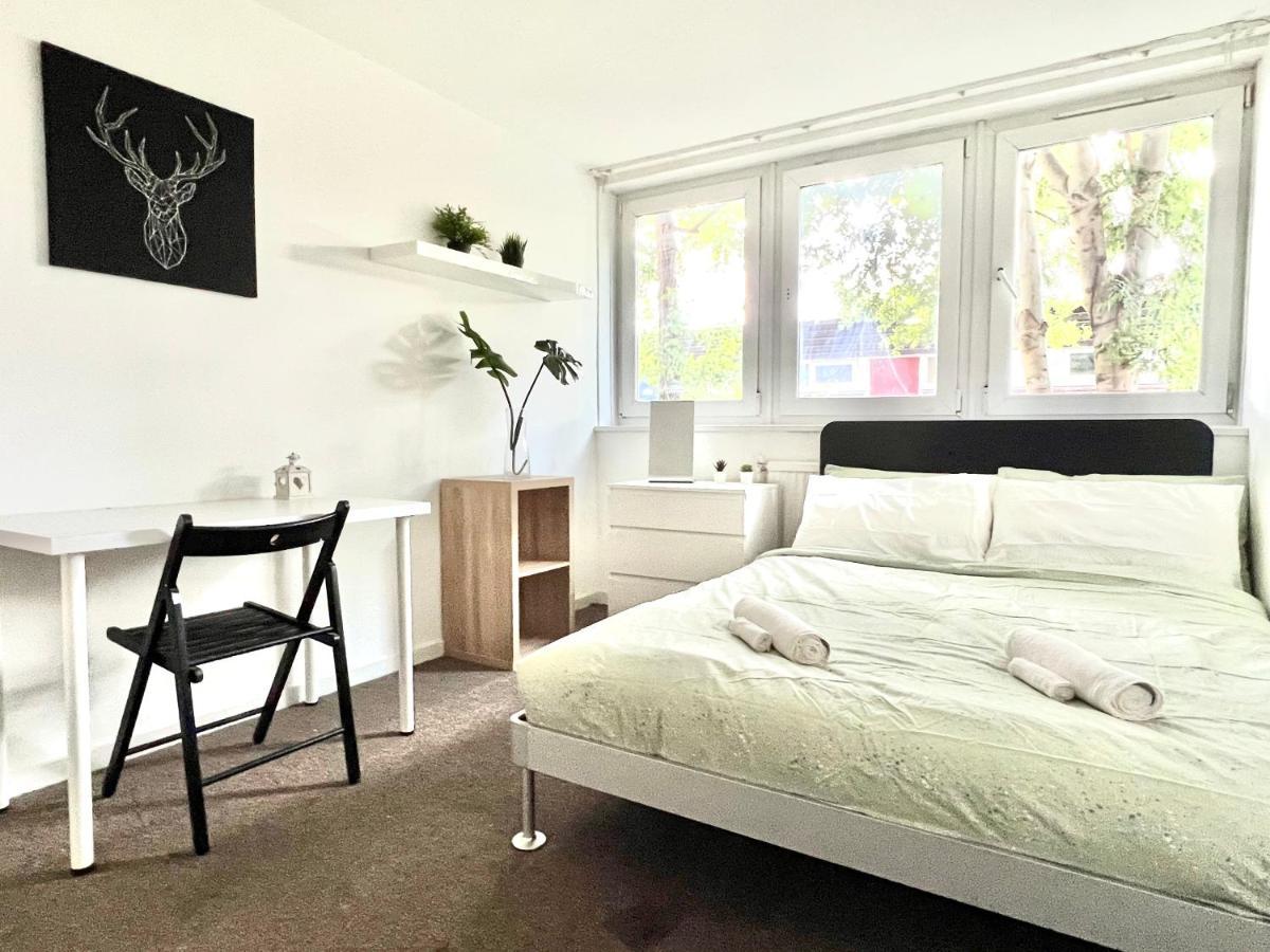 Homestay Private Bedrooms In A Flat! Away From Home! Shared Bathroom London