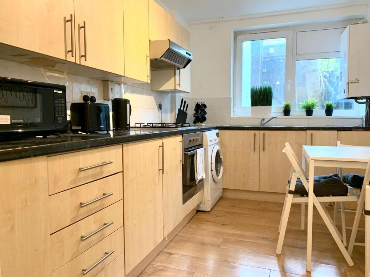 Private Bedrooms In A Flat! Away From Home! Shared Bathroom Homestay London