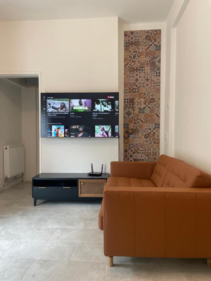 4 Bedroom House With Garden, Parking & 3 Mins Walking Distance From Train Station Casa de férias