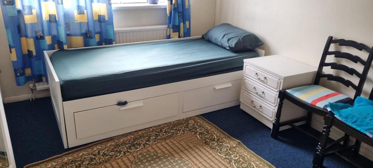 Apartment Private In Shares Flat Near Heathrow Airport *