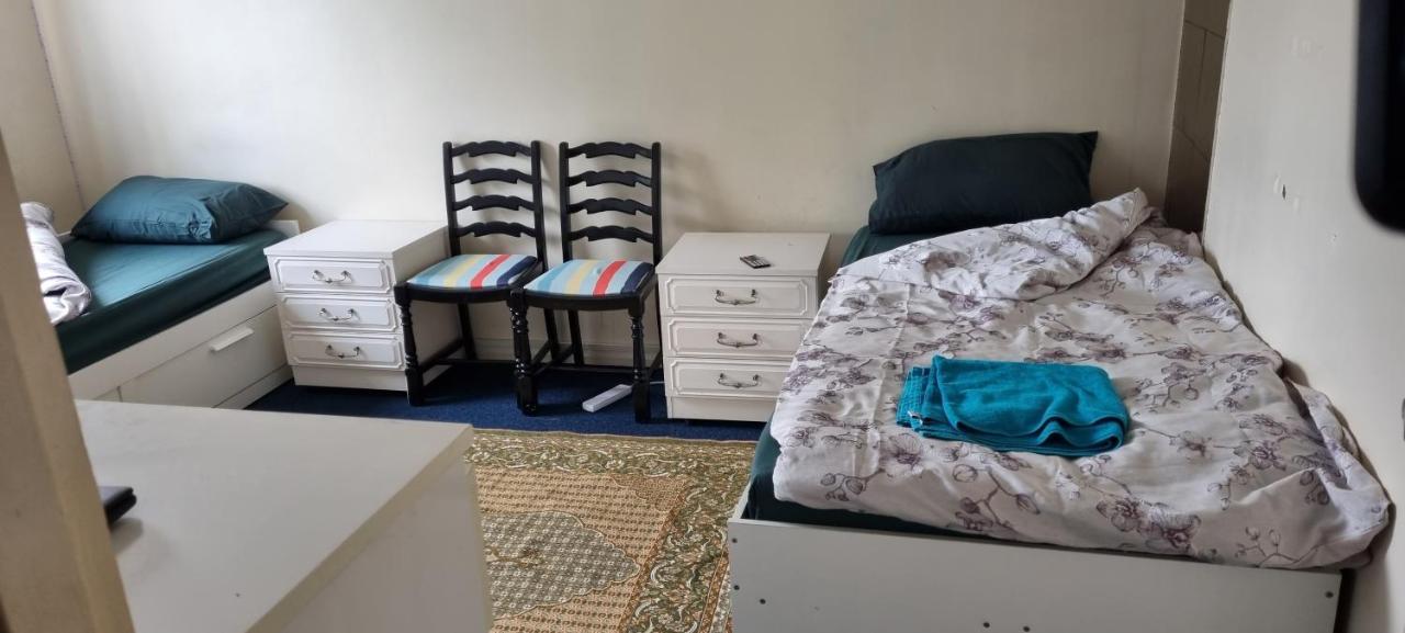Private In Shares Flat Near Heathrow Airport *