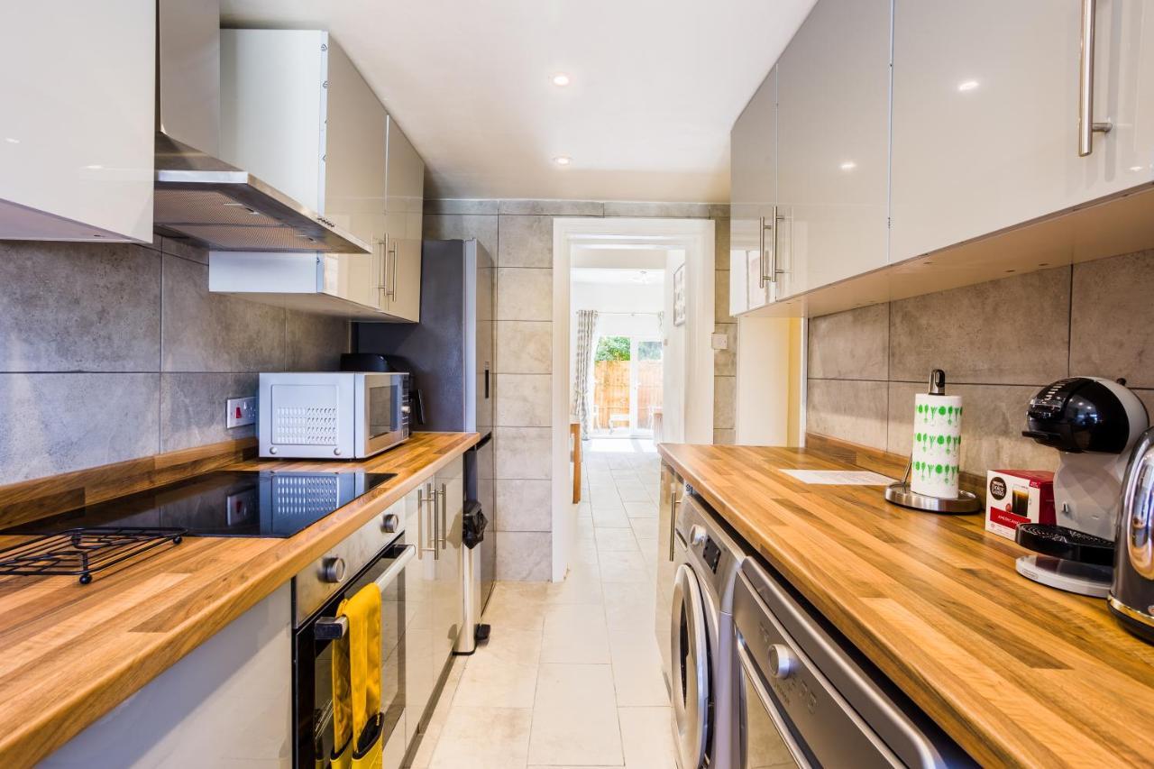 4 Bedroom House With Garden, Parking & 3 Mins Walking Distance From Train Station Casa de férias
