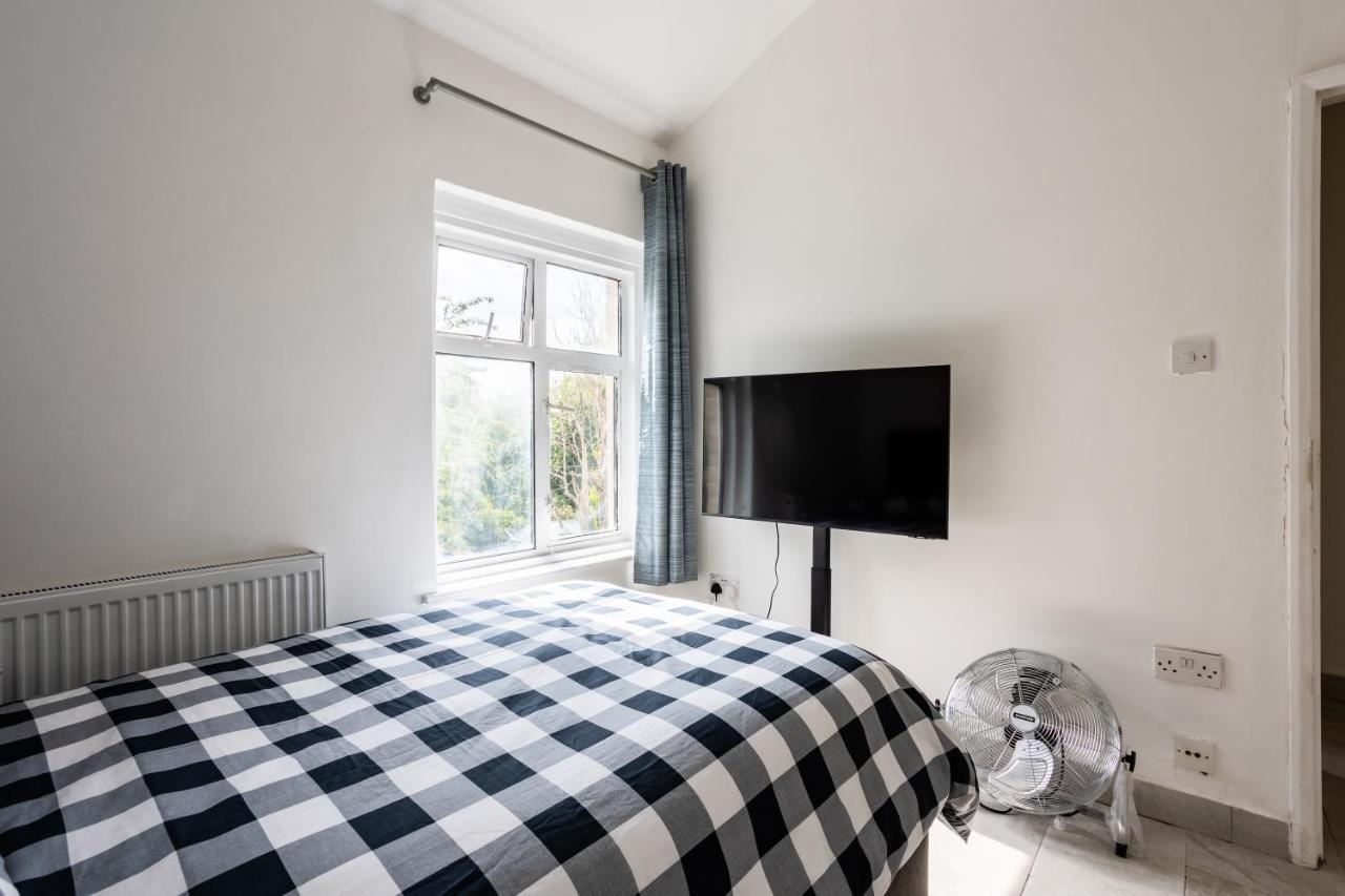 4 Bedroom House With Garden, Parking & 3 Mins Walking Distance From Train Station * Londres