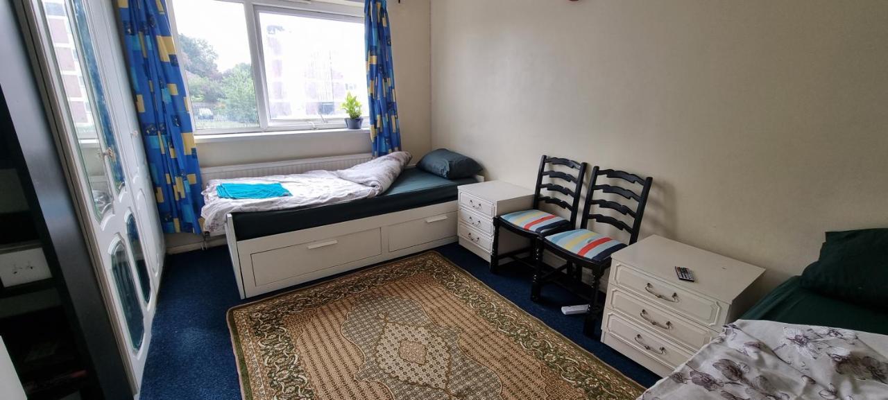 Private In Shares Flat Near Heathrow Airport Apartment *