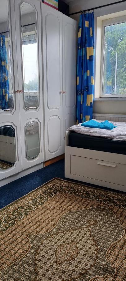 Private In Shares Flat Near Heathrow Airport Apartment *