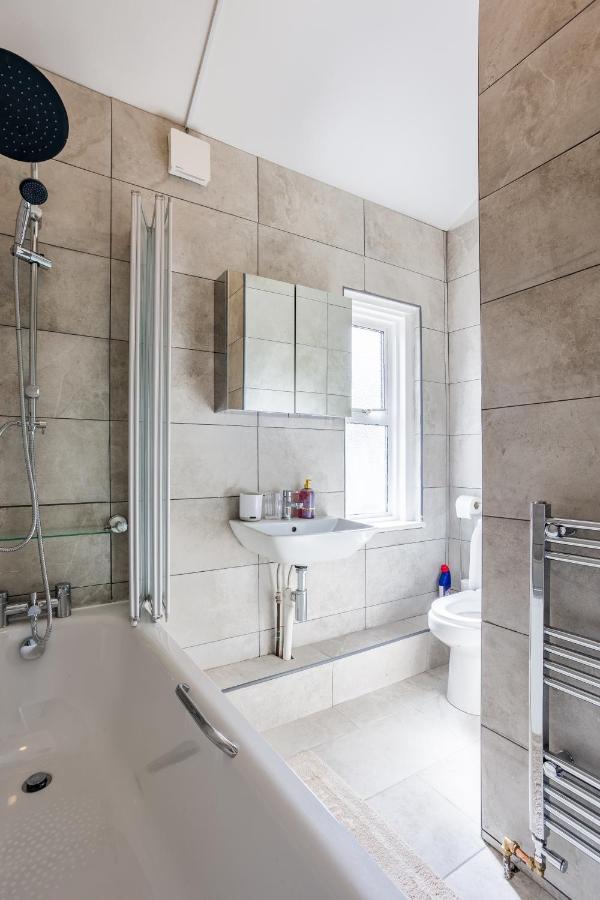 Casa de férias 4 Bedroom House With Garden, Parking & 3 Mins Walking Distance From Train Station *
