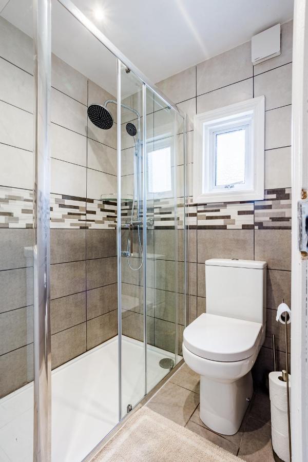 Casa de férias 4 Bedroom House With Garden, Parking & 3 Mins Walking Distance From Train Station