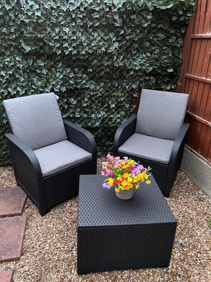 Beautiful In Beckton With Private Entrance And Garden Apartment *