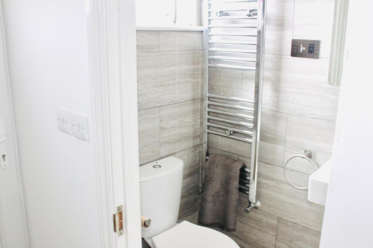 6 Bed House 3 Bathrooms Good Transport Links To London, Free Parking