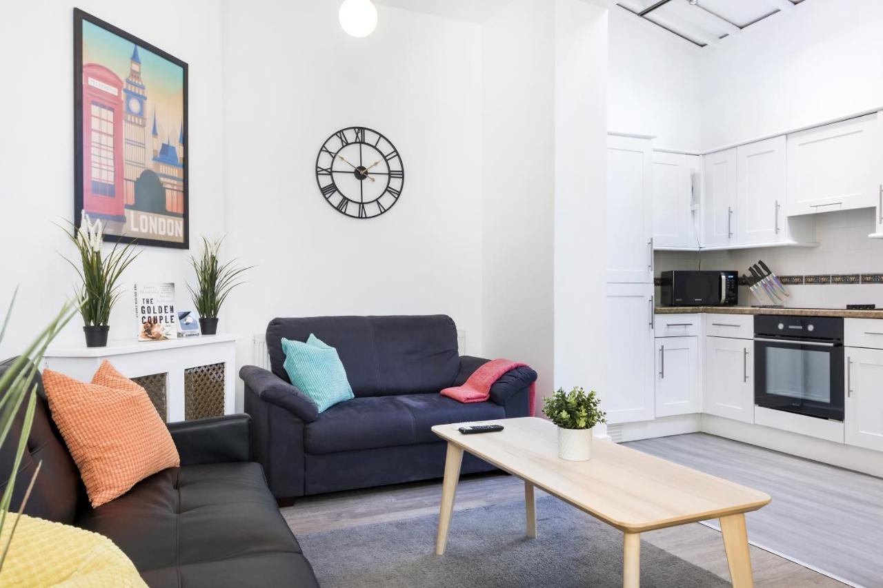 Two Bedroom In Central With Large Terrace Apartment London