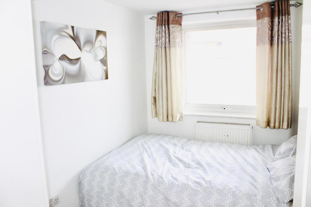 Apartment 6 Bed House 3 Bathrooms Good Transport Links To London, Free Parking *