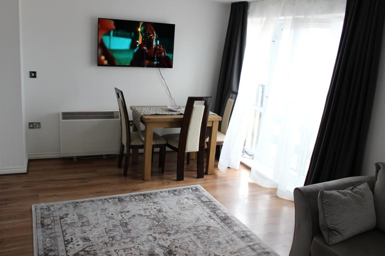 Lovely 2-bedroom, 1 Bathroom Home, Sleeps 4 Apartment *