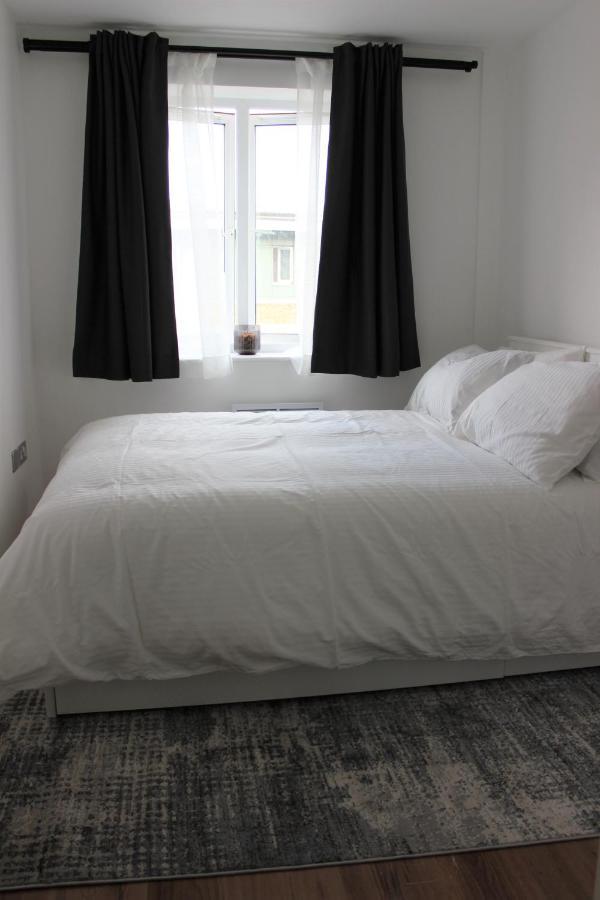 Apartment Lovely 2-bedroom, 1 Bathroom Home, Sleeps 4 *