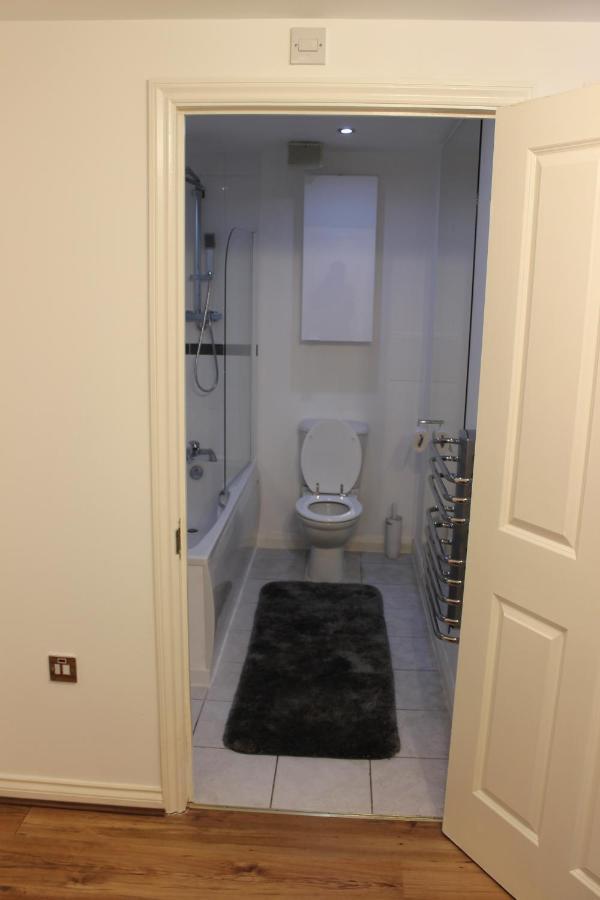 Lovely 2-bedroom, 1 Bathroom Home, Sleeps 4 *