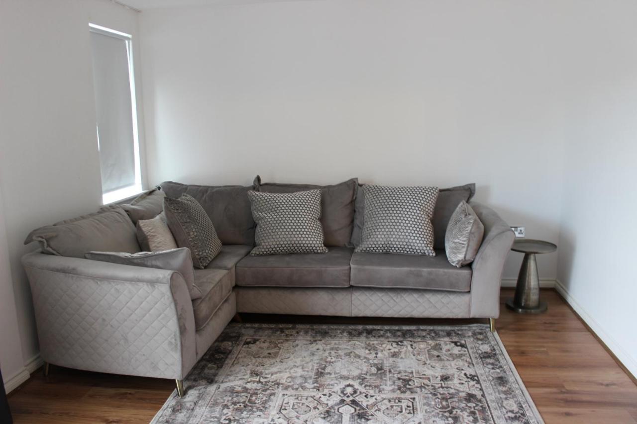 Apartment Lovely 2-bedroom, 1 Bathroom Home, Sleeps 4 *