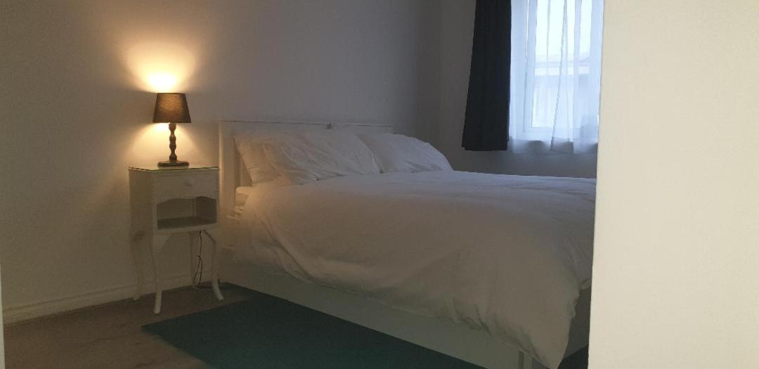Lovely 2-bedroom, 1 Bathroom Home, Sleeps 4 *