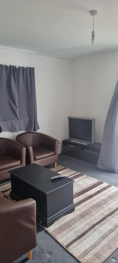 Very Two Bedroom In Apartment London