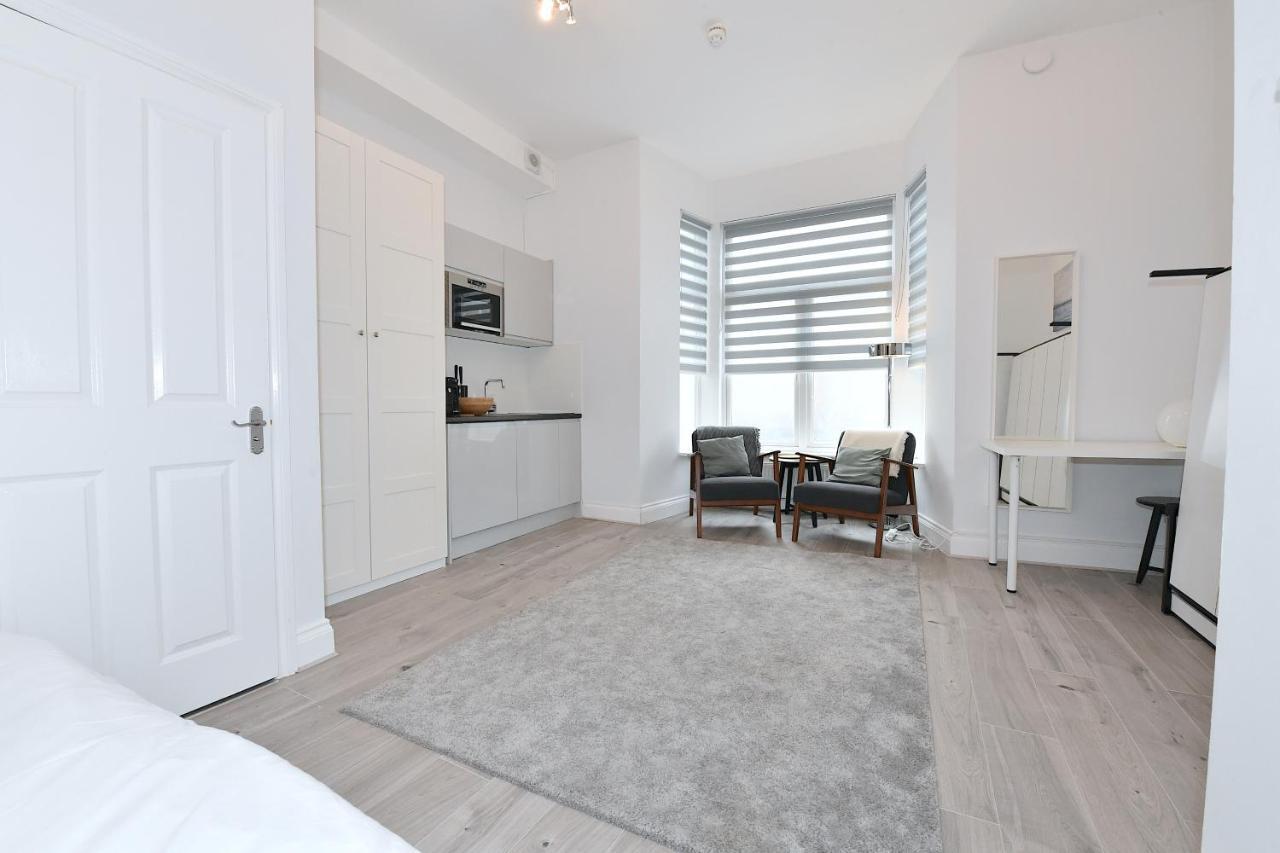 Studios: Line Convenience Near Westfield Apartment London