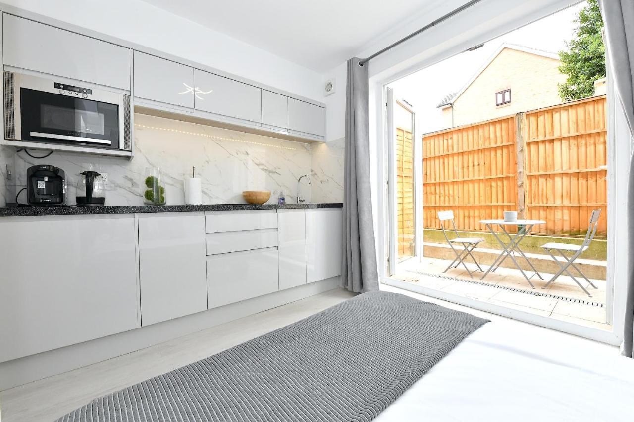 Studios: Line Convenience Near Westfield Apartment *