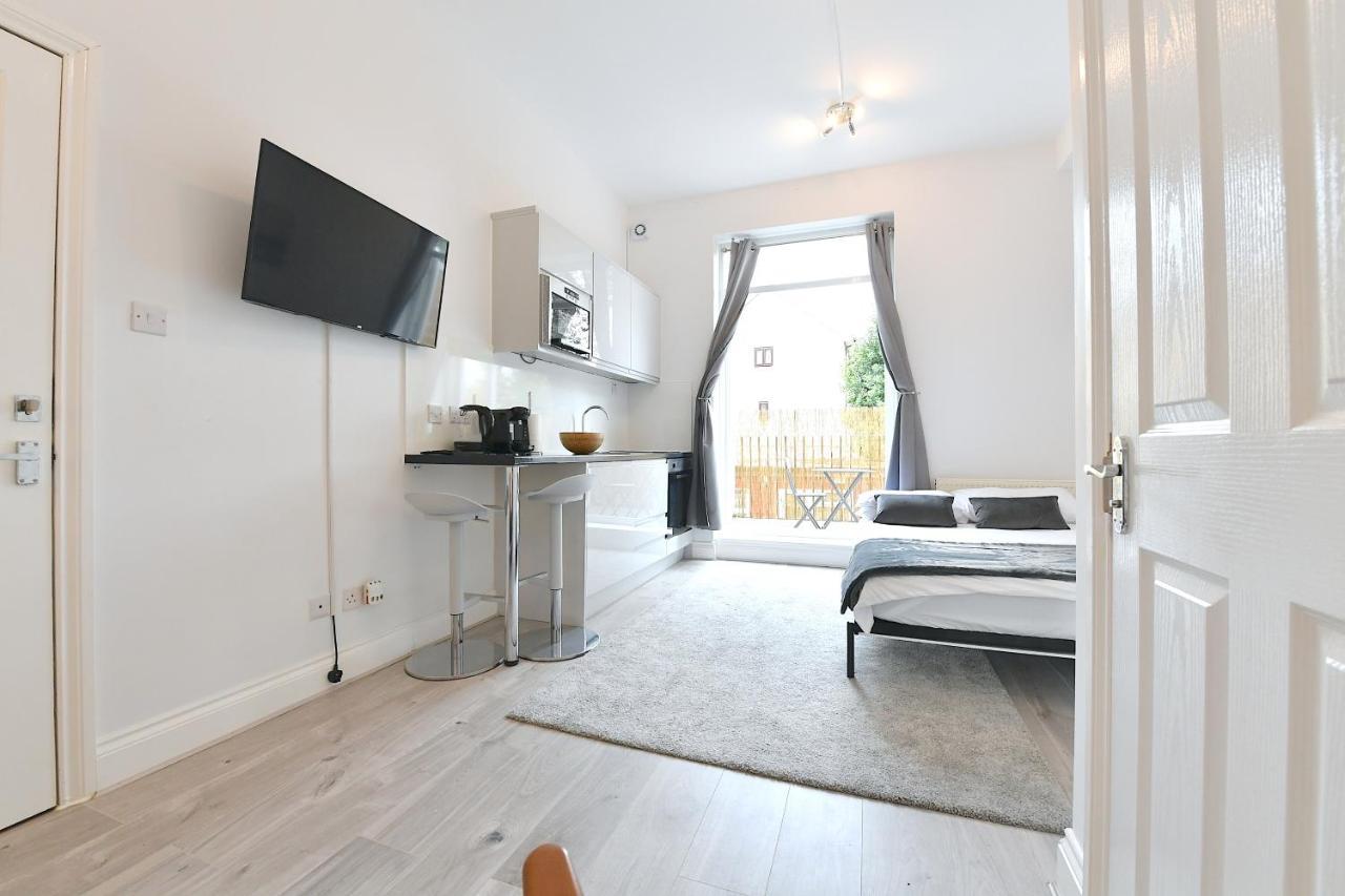 Studios: Line Convenience Near Westfield Apartment London
