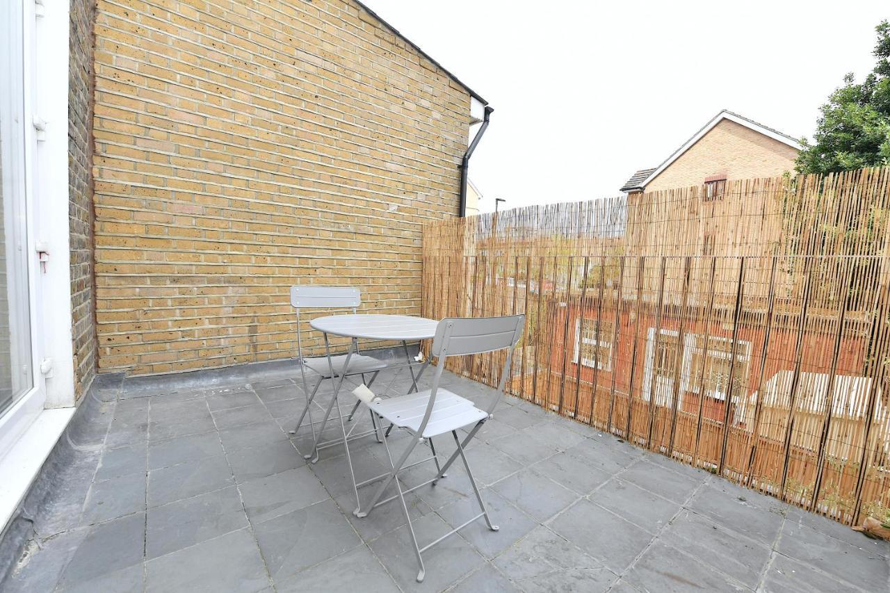 Studios: Line Convenience Near Westfield Apartment London