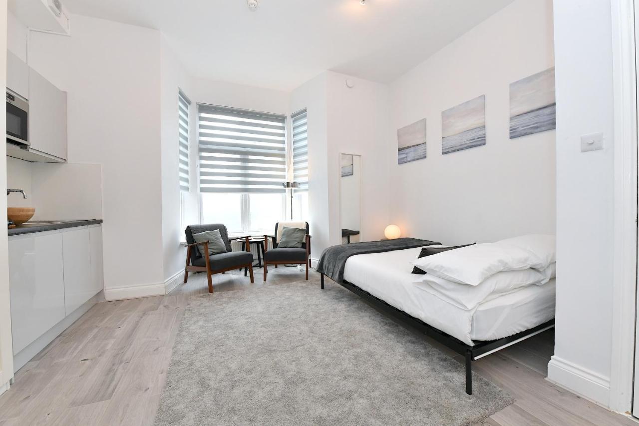 Apartment Studios: Line Convenience Near Westfield
