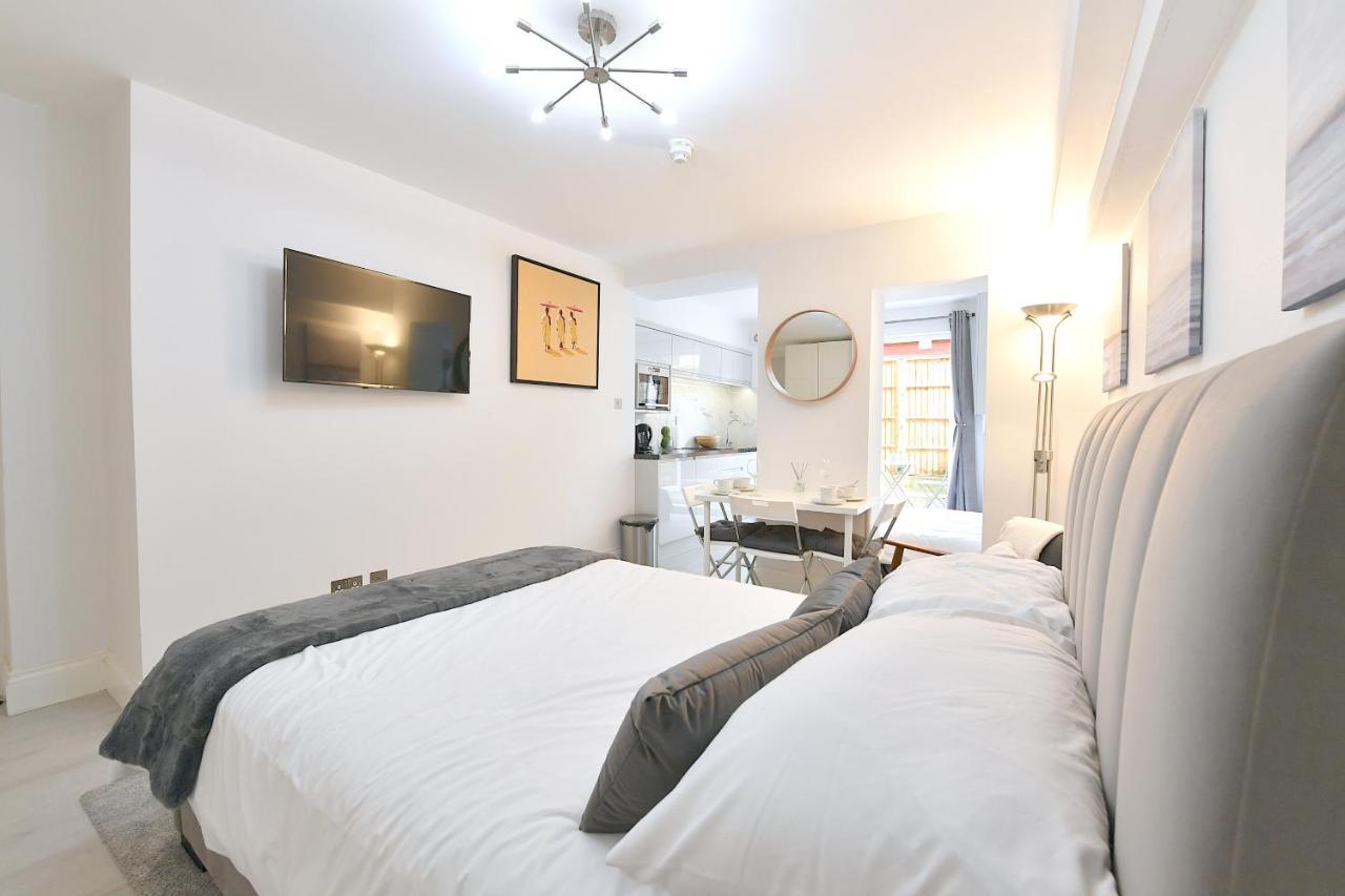 Apartment Studios: Line Convenience Near Westfield London