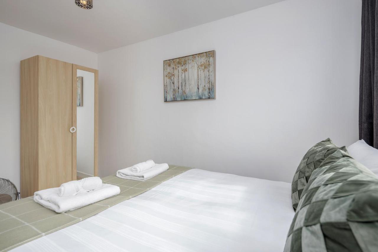 Ferienhaus Carlile House - 5 Bedroom, Sleeps 8, Free Parking, 2 Bathrooms By Damask Homes London