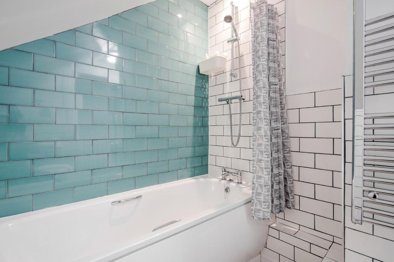 Ferienhaus Carlile House - 5 Bedroom, Sleeps 8, Free Parking, 2 Bathrooms By Damask Homes *