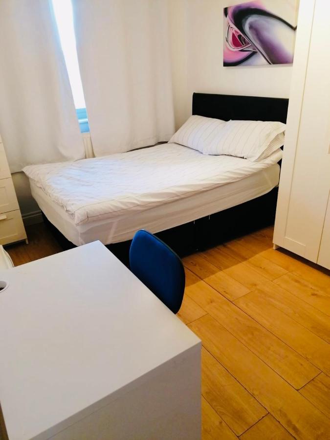 6 Bed House 3 Bathrooms Good Transport Links To London, Free Parking London